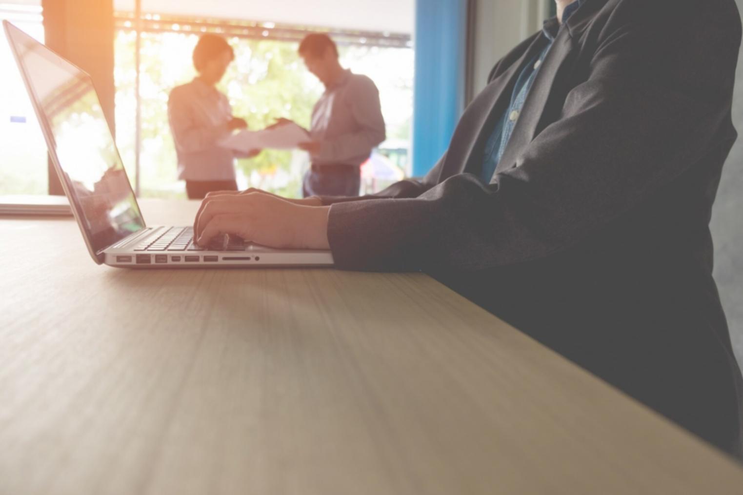 Espace de consultation financière moderne avec documentation d'investissement